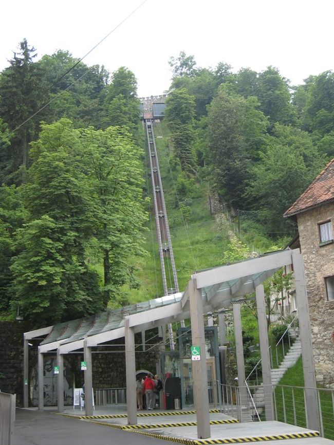 リュブリャナ城へは３ユーロ払ってケーブルカーで登ることにします。