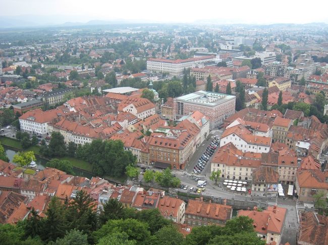 リュブリャナ城からの眺め。<br />オレンジ色の屋根の並びがいかにもヨーロッパです。