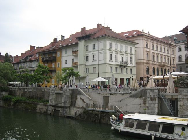 リュブリャニツァ川沿いには、雰囲気の良いオープンテラスカフェが並びます。