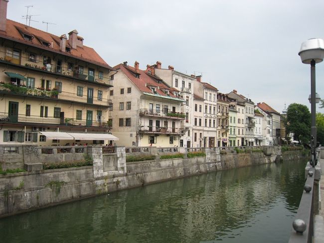 オープンテラスカフェで一休みしました。<br />スロヴェニアビールを飲みながら、EURO2008のクロアチアvsドイツ戦を観戦しました。
