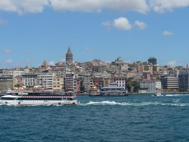 海峡から見る街。<br />鉛筆型に突き出ているのは、ガラタ塔。