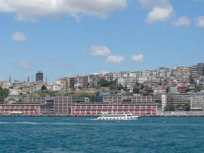 新市街方面。<br />海沿いにはいろいろな建物があります。