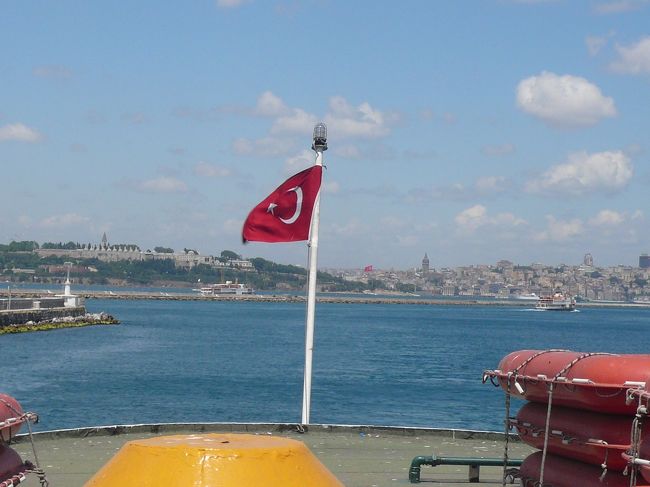 よく見るトルコ国旗はもちろん船にも。