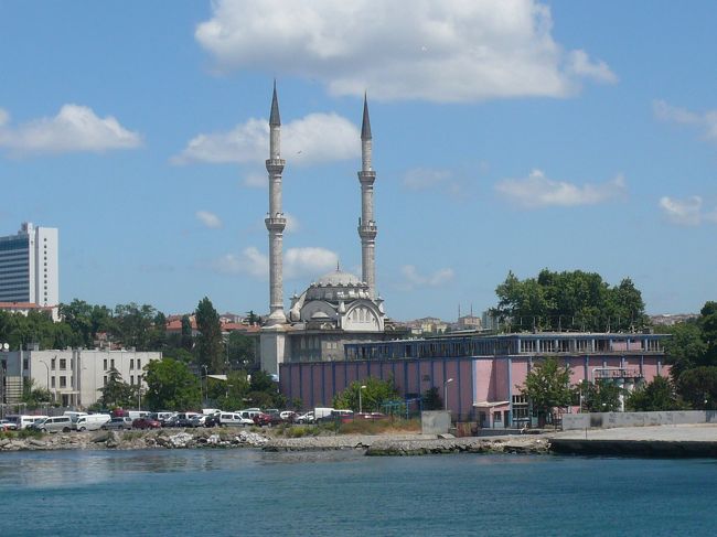 旧市街やエミノニュでは、すごい大きいモスクを見慣れているためか、とてもこぢんまりしたモスクに見えます。