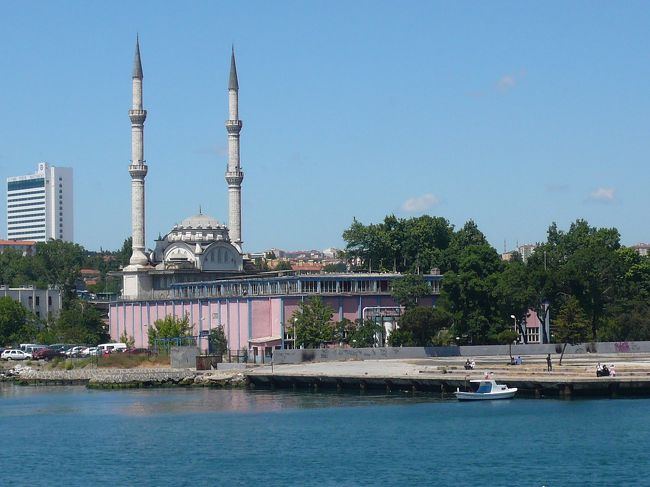 アジア側は建物も少なくて、静かな感じ。