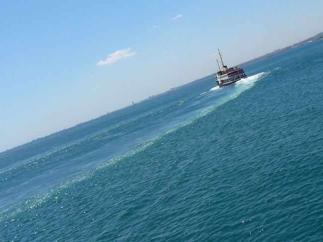 うみ〜きれいな色！<br />いろんな大きさの船に出会います。