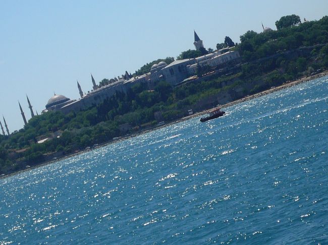 海から見るトプカプ宮殿。<br />海がきらきらしてとってもきれいです☆