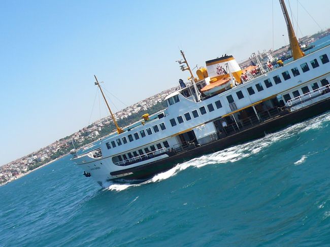 別の船とすれ違い。<br />乗っている船と同じぐらいの大きさかな。