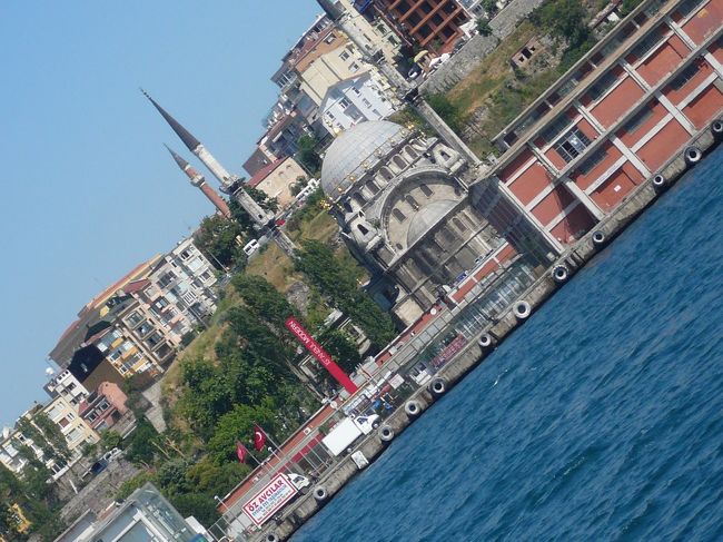 イスタンブールモダンミュージアムがあるので、トプハネ辺りですね。やっぱりモスクって絵になります。