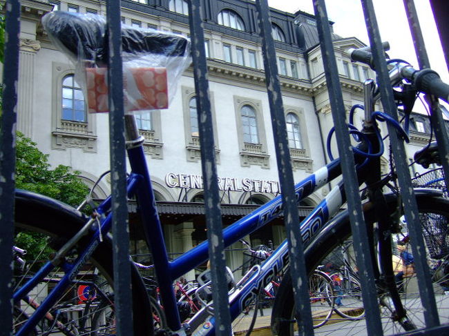 小走りに駅まで戻ります。特に北欧では自転車が身近な存在でした。でも路駐はダメダメ！