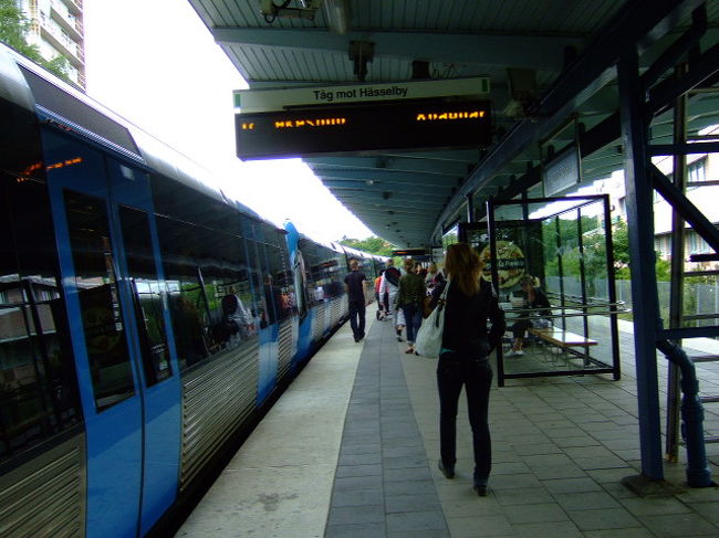 ドロットニングホルム宮殿まで、ホントはフェリーを使いたかったのですが、時間と予算の関係で断念。地下鉄でブロンマプラン駅げ向かいます。