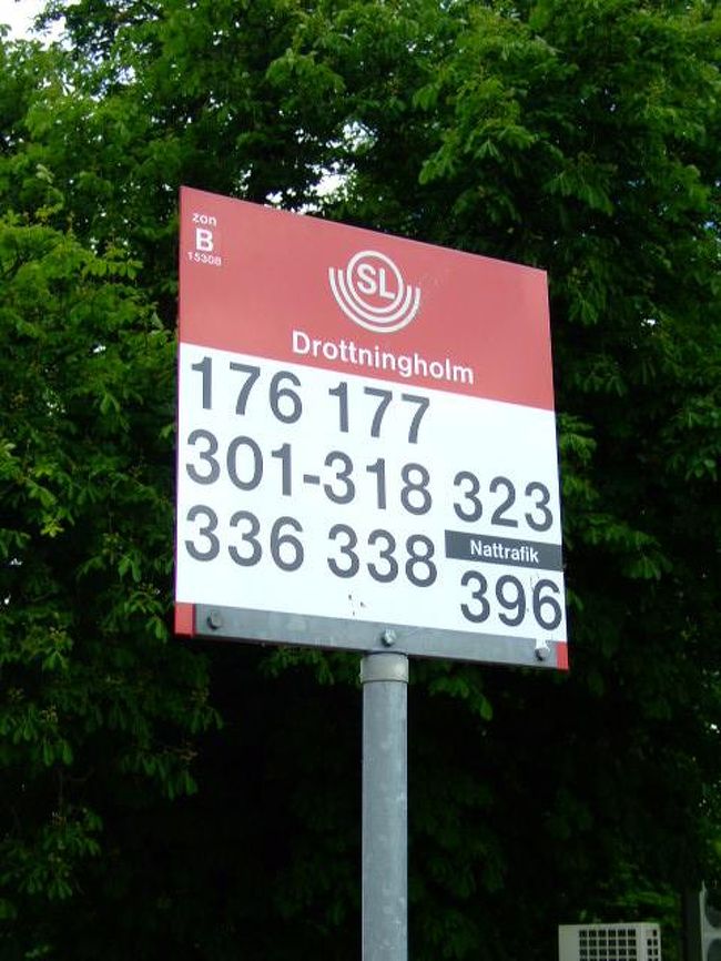 ブロンマプラン駅から宮殿方面に行くバスは全て宮殿前を通過します。バスNo.についての「歩き方」の情報は古いようで、こちらが正解です（2008.6.12現在）。