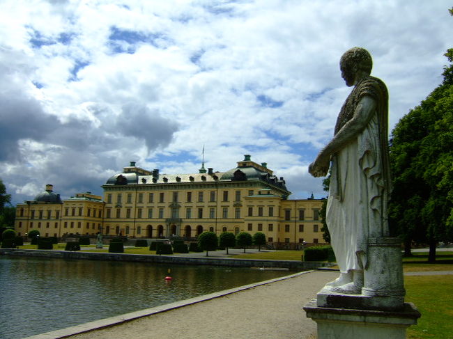 湖畔には彫像が並んでいます。