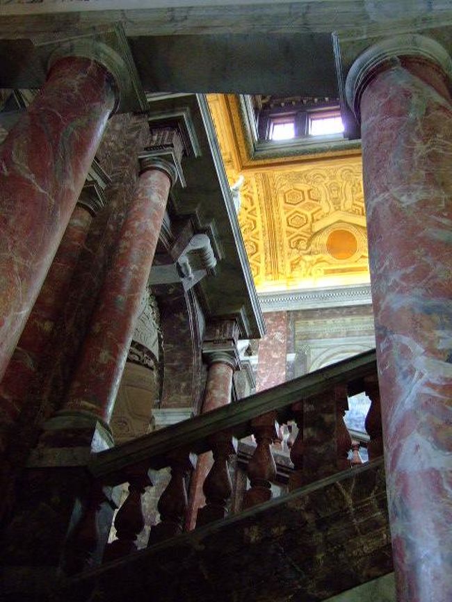 さてあげる餌もなくなったので、いよいよ宮殿見学へ。内部のつくりは豪華絢爛で立派です。しかし！撮影禁止＆係員がこまめに巡回しているのでイマイチ面白味がありません...。