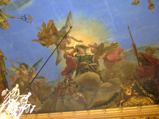 下の階段を上がってくるときに、柱の間からこの部分だけ見える仕掛けになっていました。