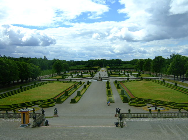 中庭の様子。それぞれ区各毎に異なる様式でつくられています。