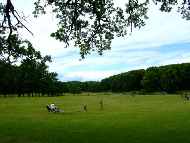 隣接する広大な敷地は公園になっていて、地元の皆さんが思い思いのひとときを過ごしていました。いいなぁ。