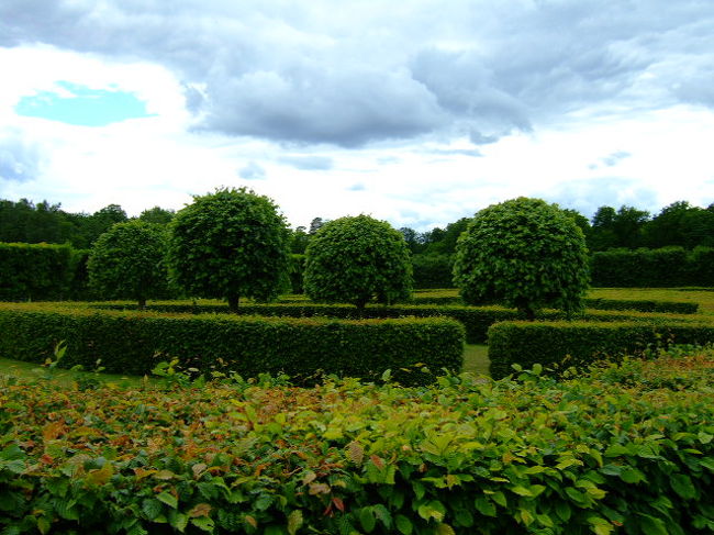 それぞれの区画内は草木の壁で迷路のようになっています。