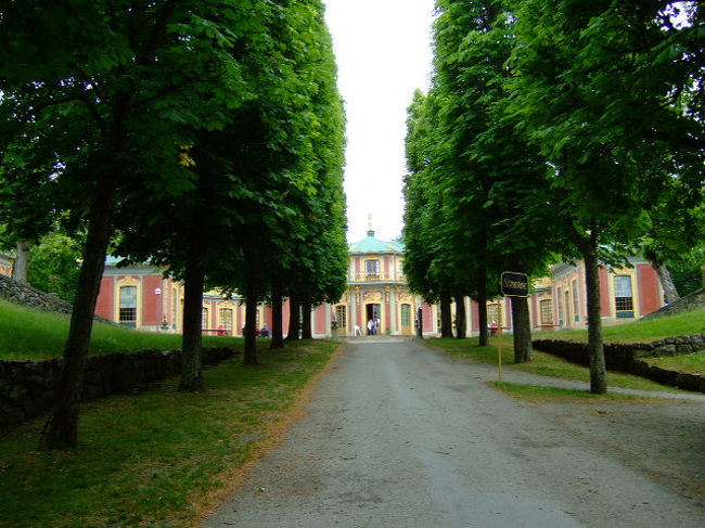 1753年建設。その当時、各国の東インド会社を通じて中国から様々な物品が欧州に輸入され、中国に対する興味が高まったのですが、この建物の設計者は往時の品物や本などを見て独自に研究し「想像上の中国風宮殿」を建てたのがこのKINA SLOTTなのだそうです。