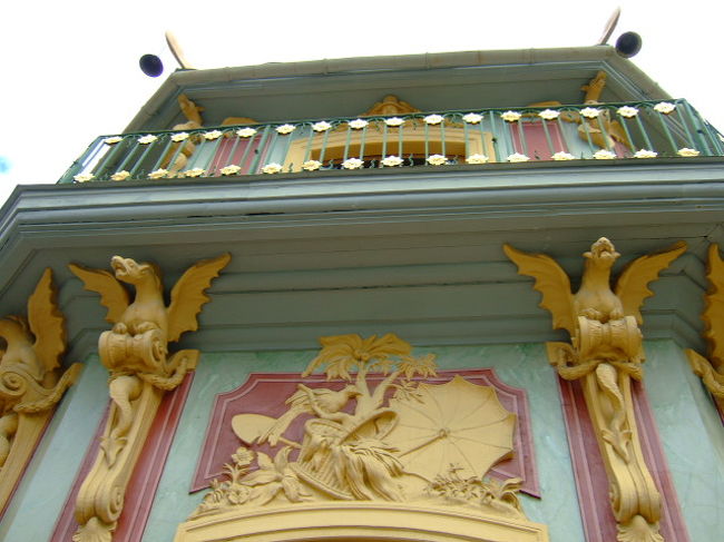 「そう言われて見れば中国っぽいような、そうでないような」モチーフが至る所に見られます。