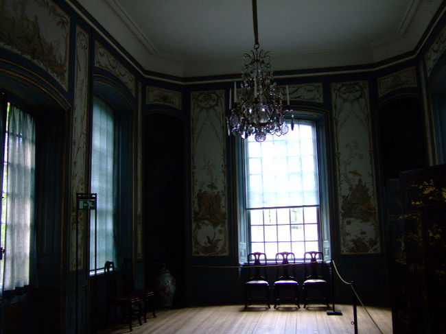 建物の中は青、赤、黄、緑の空間に分かれていて、日常離れした雰囲気を醸し出していました。写真は青の間です。