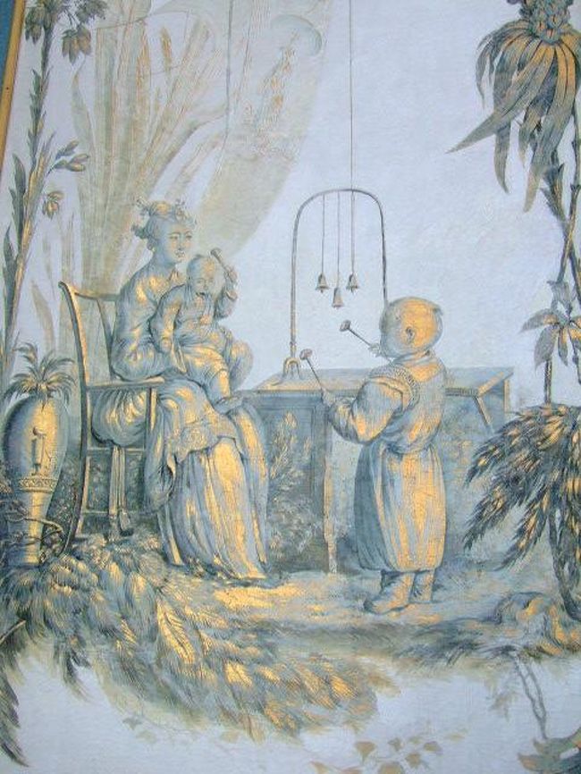 描かれた人物の髪型や着物などから清朝の時代と見て取ることができます。