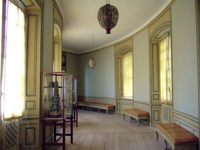 左右の曲がる廊下は黄色ゾーン。