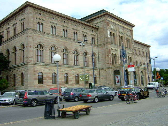 ガムラスタンのおっしゃれ〜な街並みを横目に見ながら、先ずはお目当ての国立美術館へ（16:00）。歩き方の開館時間の説明は不十分です！火・木は20:00までとありますが、これは期間限定（夏季のみ？）でした。私は幸い滑り込みセーフでしたが、17:00の閉館間際に何人もの日本人観光客が入口で入館を断られていました。一生に一度のチャンスかもしれないのに！！