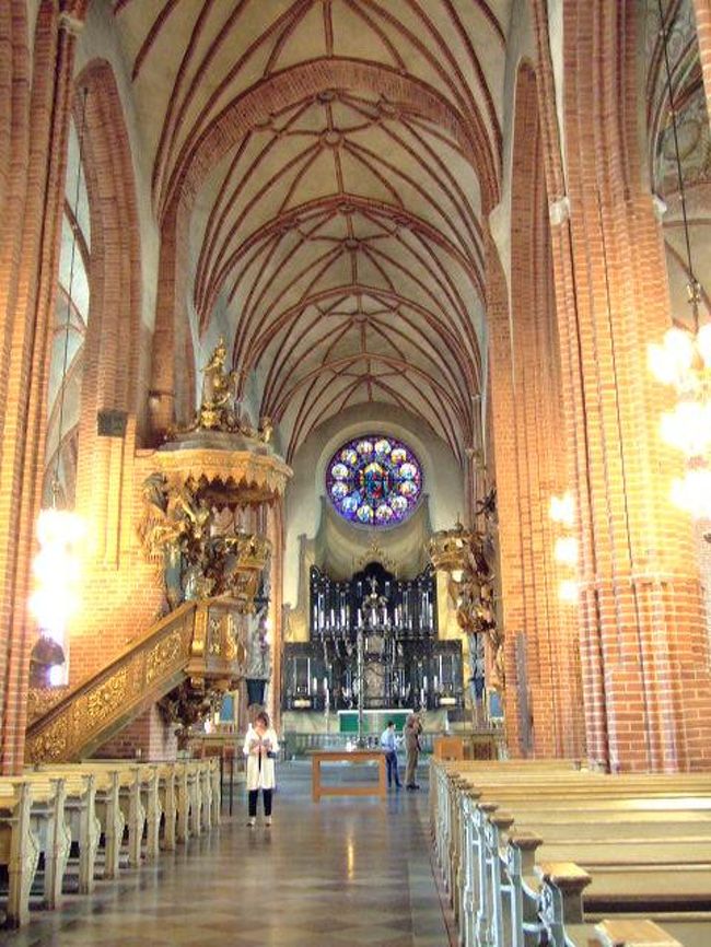 内部。天井のアーチが特徴的です。国王、女王の戴冠式や結婚式の場所だそうで、さすがに雰囲気有ります。