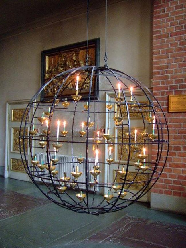 地球の平和を祈る燭台。