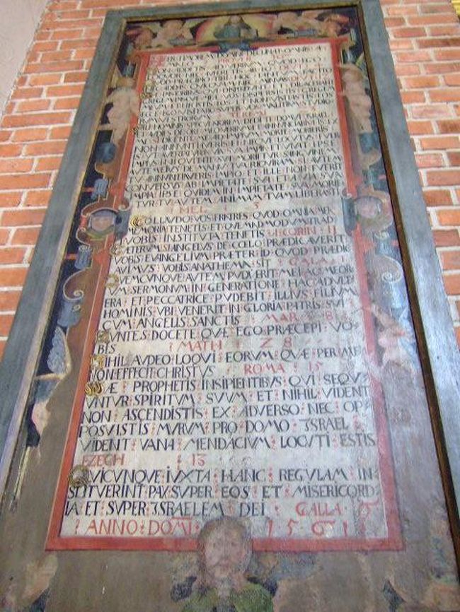 ラテン語？？随分と古そうでした。1279年の建造当時からあるのかもしれません。