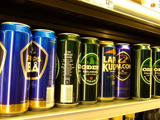 の一角にあったコンビニで今日のご飯を調達...しようと思ったら...高っ！（泣）。そうなんです、鴨ちゃんと分け分けしたSASのサンドイッチ以来まだ何も食べていなかったんです！でも今買っとかないと明日（オスロ）はもっと物価高らしいので、残金とにらめっこしながらパスタサラダ＆エビアン２本を購入。ビールは泣く泣く我慢です...。