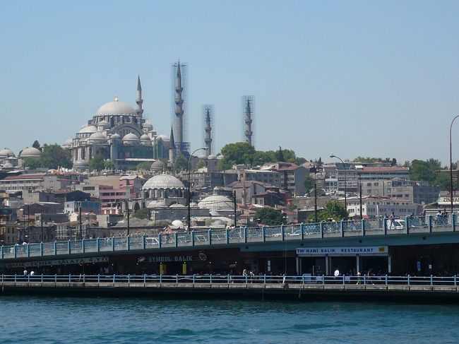 海から見るガラタ橋。<br />橋の下にはたくさんのレストランがあります。<br />バックはスレイマニエジャミイ。