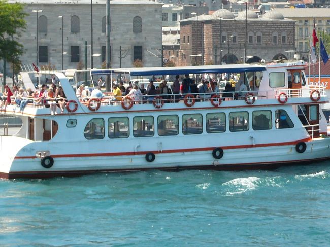 観光客用のボスポラスクルーズの船。<br />