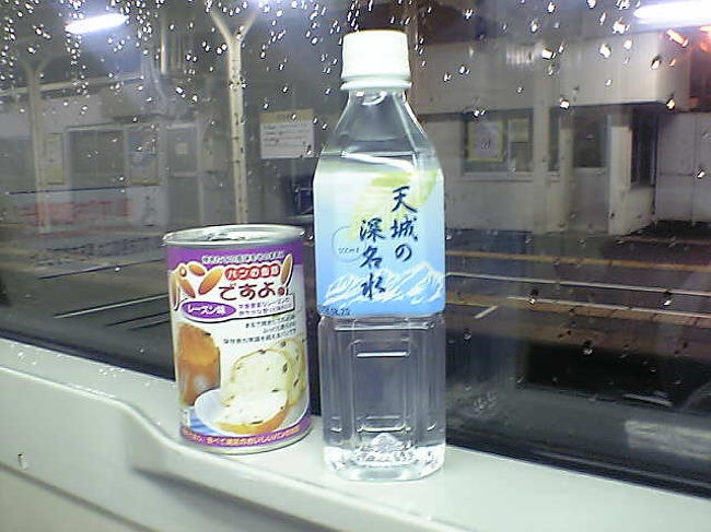 配られた非常食の缶詰めパンと消費期限が今年、8月20日までの水。<br />無駄にならなくて良かった。