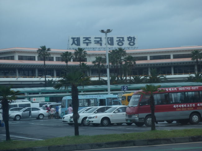 済州国際空港到着！！！<br />着いてそうそう空港で両替しました。<br /><br />ああ、しかし、空はどんより。。。