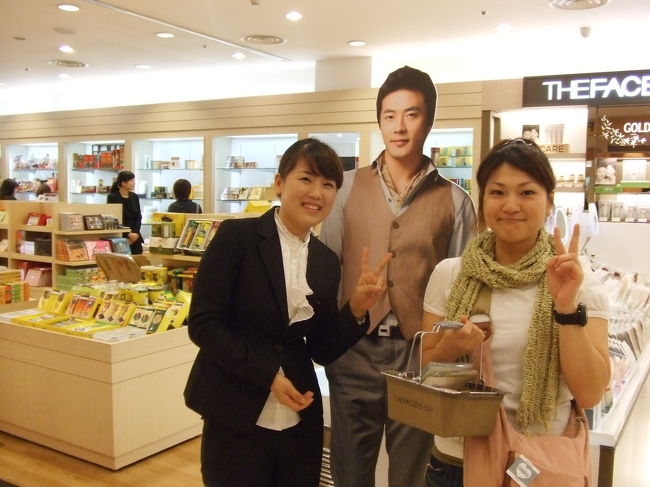 免税店の中のTHE FACE SHOPの売場の<br />お姉さんと、ｸﾞｵﾝ・ｻﾝｳのパネルと一緒に<br />パチリ☆<br /><br />話題の『BBクリーム』はバッチリゲットしました〜♪