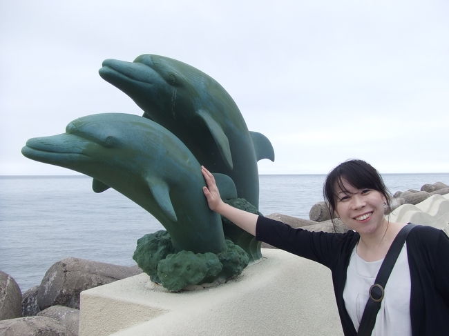 16時前。<br />チェックインして一息ついたら周囲の散策に<br />繰り出しました。<br />歩いて2分ほどで海にいけます。<br />堤防の上にはいろんなオブジェがありました。