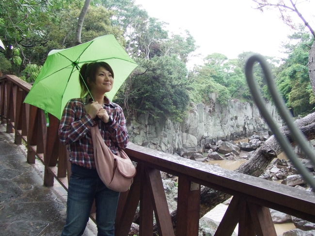 雨っす。。。<br />龍頭岩に行く途中に通った、竜淵てとこ。<br />つり橋がありました。<br /><br />あ、カメラの紐が！！！