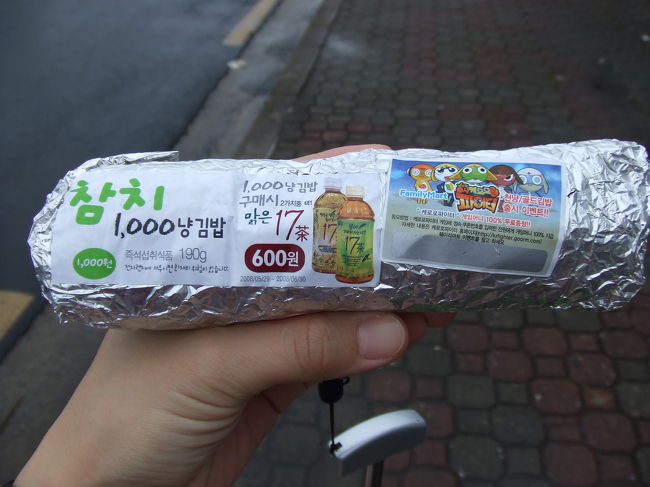 夕方、小腹が減ってきたのでまたもやファミマへ。<br />巻き寿司を購入。<br />キムチ味と、ツナ味を買って半分ずつ食べました。<br />これ、一本1000ｳｫﾝと、激安なのに大満足☆