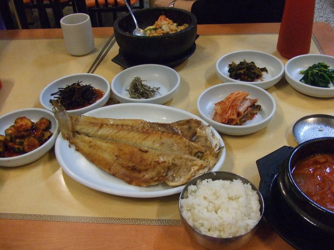 １日目の夕飯は、ホテルのスタッフから教えてもらったお店で。<br />おばちゃんが1人で切り盛りしてるカンジの家庭料理風なお店。<br />アマダイの焼き物と、キムチチゲと、ビビンパっす！<br />あと、お惣菜各種♪♪♪<br />キムチチゲ、激辛でした〜（××；）<br />でもうまかった！！
