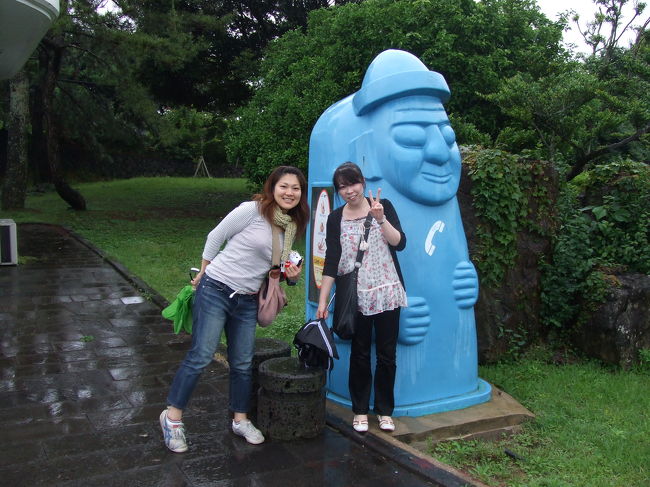 もちょっと象使い君とお話したかったな〜。。。<br />名残惜しみながら、次はいよいよ世界遺産のひとつへ！<br />『万丈窟』という溶岩洞窟です。<br />中は、ヒンヤリしてて少し寒いくらい。<br />でこぼこの洞窟の中を１時間くらい歩きます。<br /><br />写真は、トルハルバン型電話ボックスです(笑)