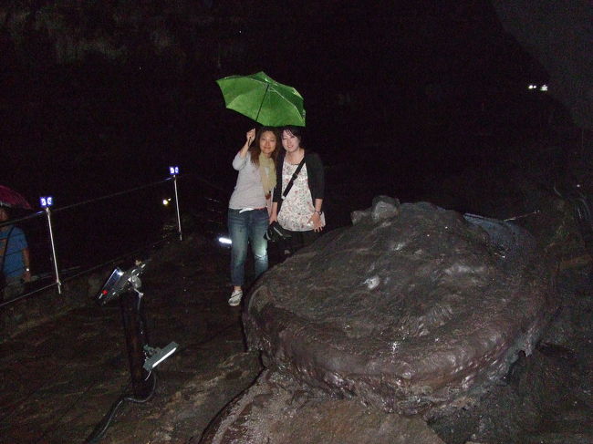 洞窟の途中にある、"亀岩"というもの。<br />なんと、済州島の形にそっくりだそうです。<br /><br />途中、小学生の群れに遭遇！！！<br />うちらは足止め食ってしまいました（＞д＜）