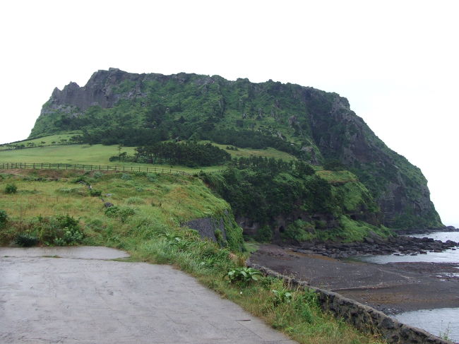 続きまして、またもや世界遺産！！！<br />『城山日出峰』。<br />そびえたつカンジで、圧巻でした！<br />登りたかったけど、雨だったのであきらめて下からみるだけ。。。