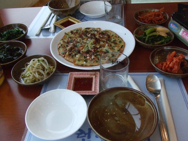 『城山日出峰』のふもとにある食堂でお昼ご飯♪♪<br />ステキな景色と美味しいご飯！！！<br />これは、お店自慢の"イカチヂミ"<br />おいしいっす！