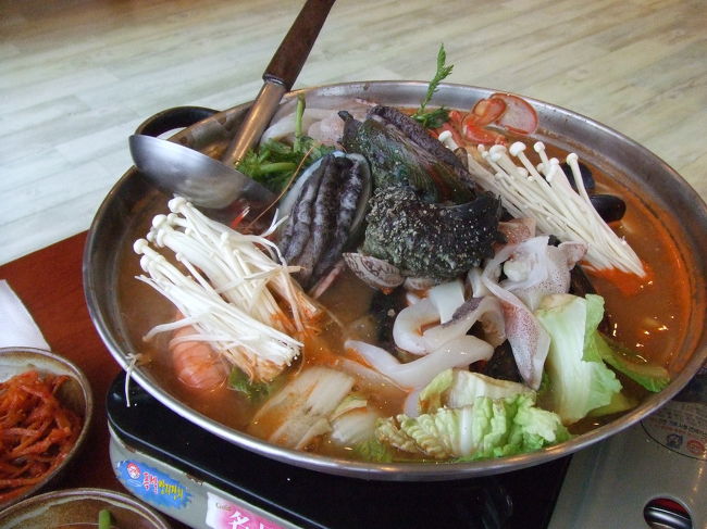そして、メインの海鮮鍋！！！<br />かに、あわび、えび、あさり、などなどめっちゃ盛りだくさんです☆<br />ちょっと辛口でとってもお腹いっぱいです（＾∀＾）<br /><br />つづく。。。