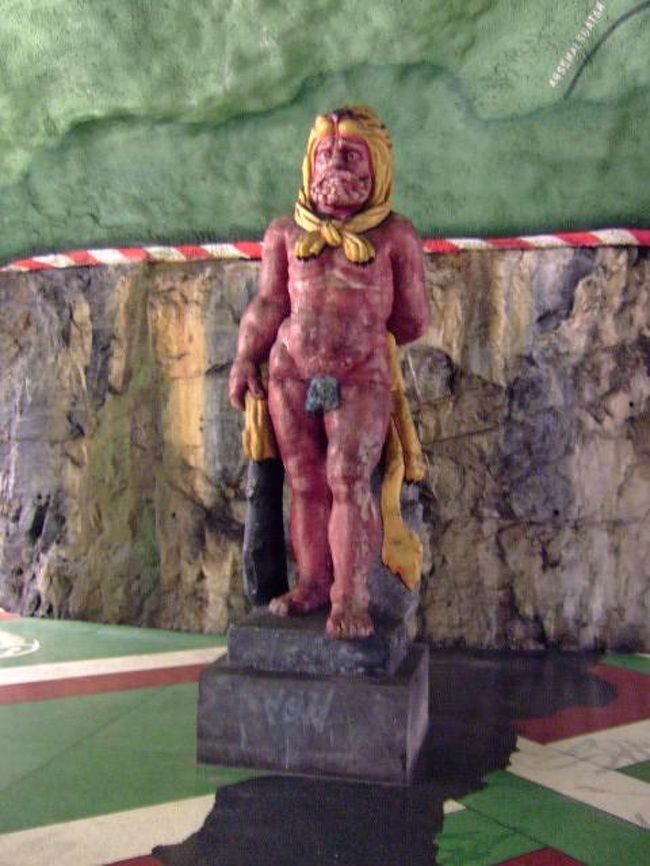 「真っ赤なお鼻のトナカイさん」ならぬ、「マッパな赤鬼さん」？