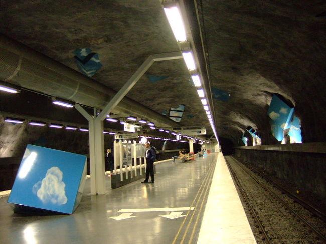 いよいよ優勝のVreten駅！この駅はなんと日本人彫刻家・楢葉タカシ氏のデザイン。青い空＆白い雲がさりげなく、自然的かつ人工的に配置されていて清清しい印象を与え、駅全体がとても明るい雰囲気を醸し出していました。