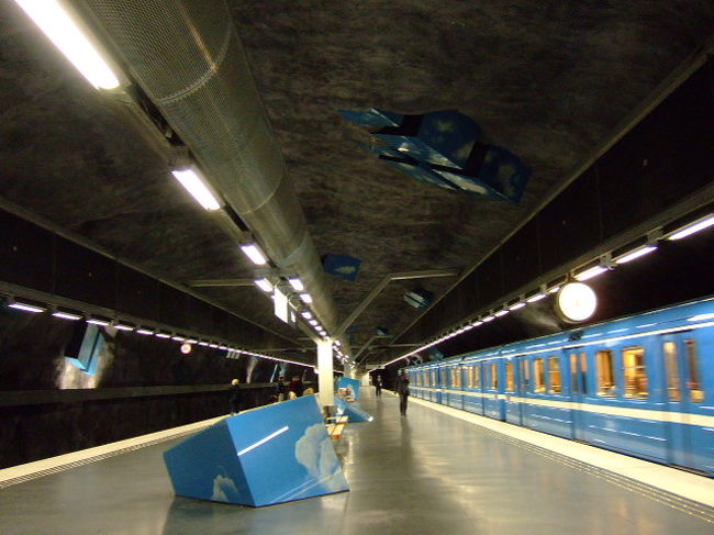 地下鉄のボディ（但し旧車体のみ）としっかり配色を合わせていて、ホントに駅と一体化しています。さすが！