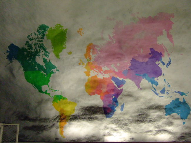 一番端っこに良く見慣れた世界地図があって